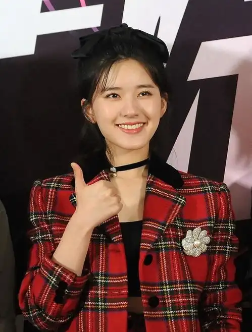 赵露思的肉肉脸好显嫩,身穿格子套装挺有少女感,生图都很美