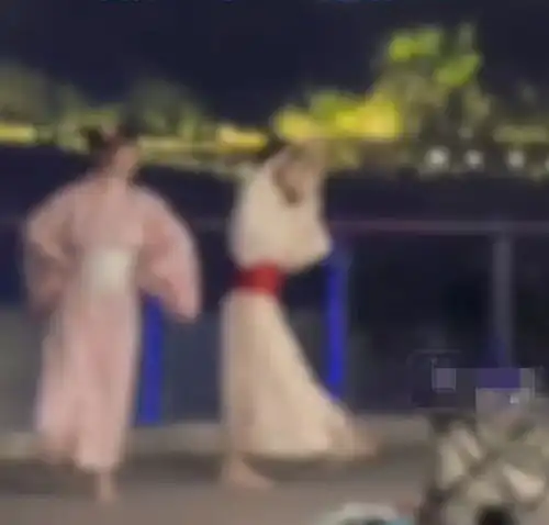 重庆穿和服跳日本舞后续两女子跳舞疑似是直播任务,网友热议