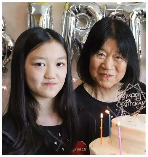李嫣终于晒不遮脸的正面照,已无兔唇痕迹,才13岁气质就不输王