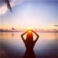 女生头像海边背影意境夕阳大海边的意境女生好美好美