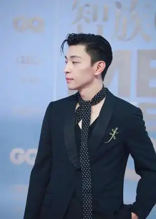 杨洋李现两大流量齐聚10位男星红毯造型,邓伦化身禁欲系男神