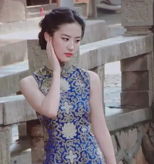 有种深蹲叫迪丽热巴,穿3cm旗袍秀身材,美如日本女人
