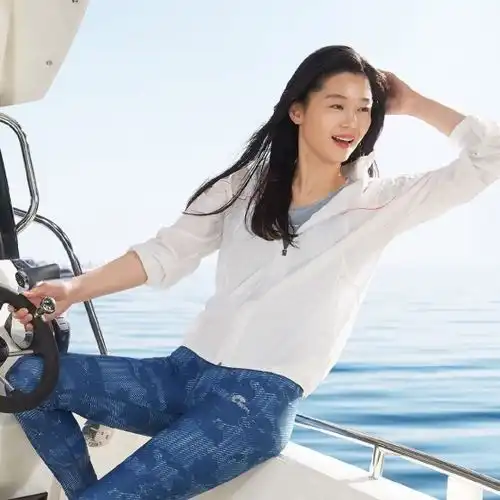 女神全智贤的日常穿搭守则清爽衬衫的搭配,也能玩转各类风格