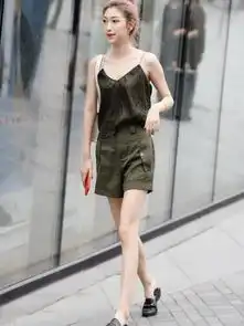 美女小姐姐一件黑色背心配黑色短裤,清新魅力气质美