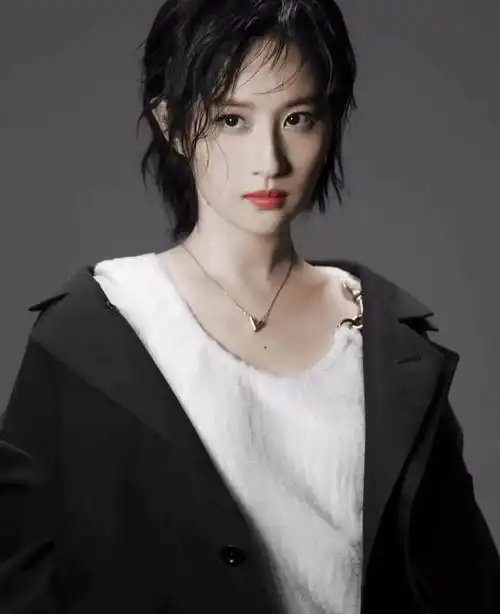 从没见过这样的刘亦菲一头短发狼尾配西装,仙女秒变霸总