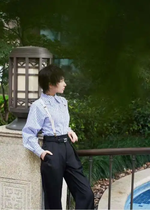 吴昕理了个男孩造型条纹衬衫配小蓝帽清新英气,突然觉得她好帅