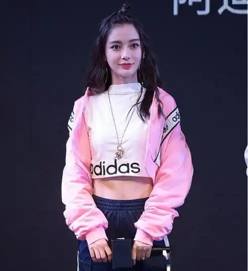 杨颖穿高开衩包臀,身材变成五五分,腿型山路十八弯