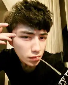 求这个男生的照片恩哼