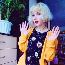 欧美女生超拽霸气微博头像好看有个性泪水泛红了眼眶