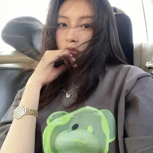 偷偷告诉你爱不释手的女生头像速度存