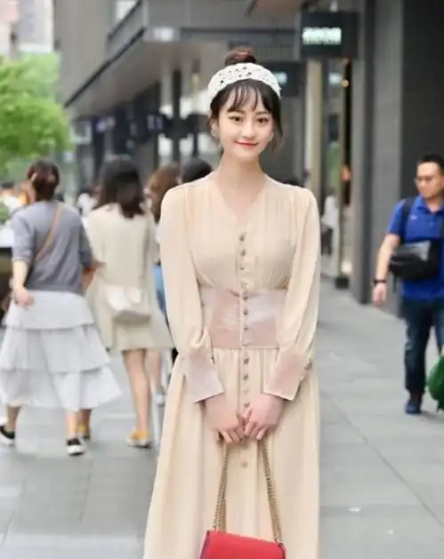 街拍,美女穿着一身黑色蕾丝上衣,展现完美的身姿