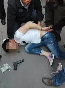男子劫持化妆品店连云港店员一番话吓退劫匪