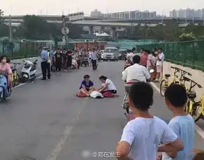 郑州12岁男孩骑小黄车摔死