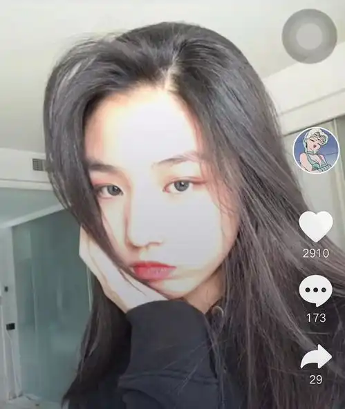 汪峰女儿小苹果晒自拍,网友直呼化妆的她不像14岁