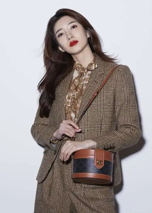 穿套装的女人好抢眼,杨幂江疏影都在穿,时尚感很强烈