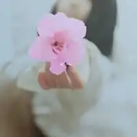 有没有手拿鲜花的女生头像