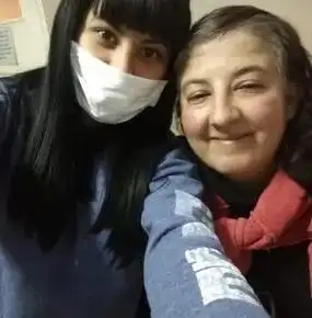 20天内家人几乎全染新冠死光美女崩溃你们不要烧口罩了
