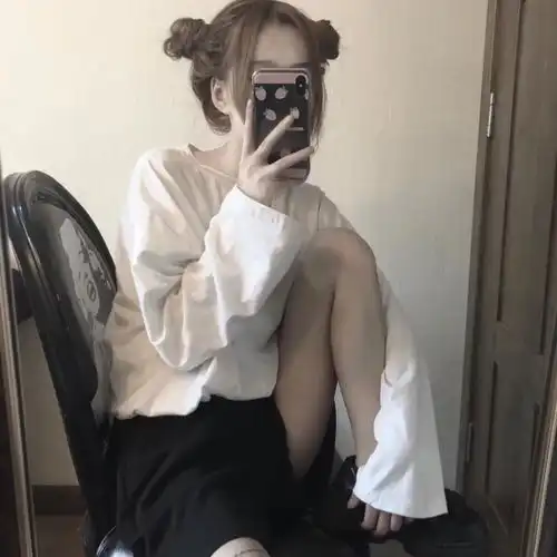 拿手机女头,自拍挡脸与人间寥寥月色,长眠一场