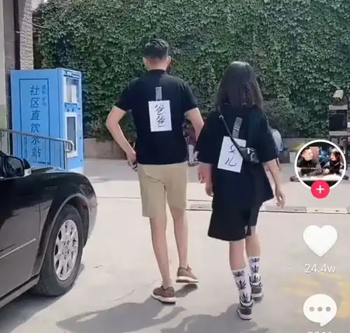 网红父女互撩亲吻造cp惹网友不适没有界限感的父母太可怕