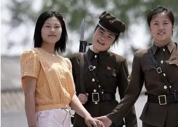 探寻朝鲜平壤街头天然鹅蛋脸少女
