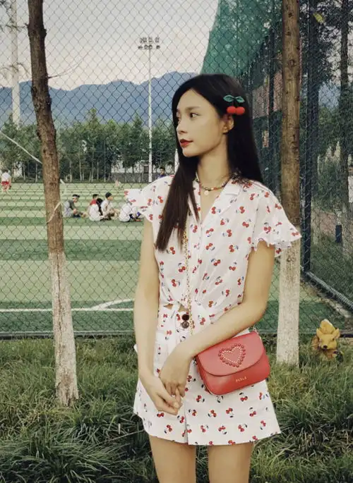 沈梦辰不负众望复活归来,穿樱桃装晒好心情,满屏初恋少女感