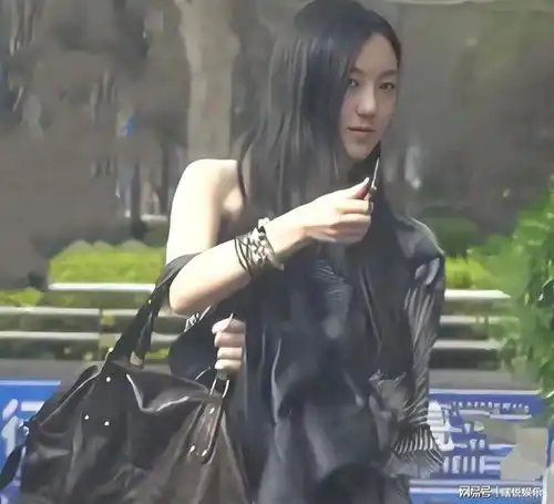 李嫣近照嘴唇疤痕全消失,气场强大身材高挑,比王菲漂亮像李亚鹏