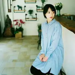 穿衬衫牛仔裤帆布鞋的带字女生全身头像