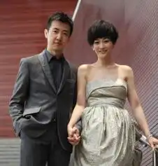 她23岁搭档张国荣,32岁因丈夫出轨离婚,今45岁二婚被宠成公主