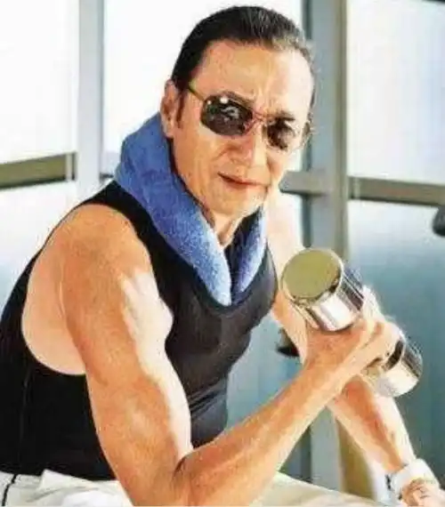 年过四十还一身肌肉的男星,黄晓明张丰毅上榜,84岁的他才是身材管理大师