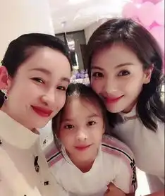 刘涛庆生照片第二张亮点足,网友所以我可以抱你吗众明星送祝福