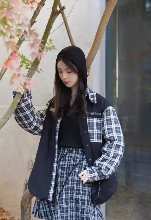 陈瑶真是一个气质小仙女,格子套装搭长筒靴,甜酷又时髦
