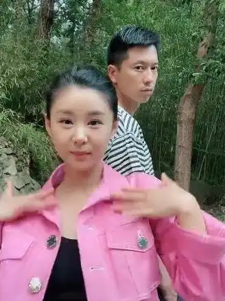 曾被称为娱乐圈最干净女星,35岁李小萌搞怪出镜,老公当背景板