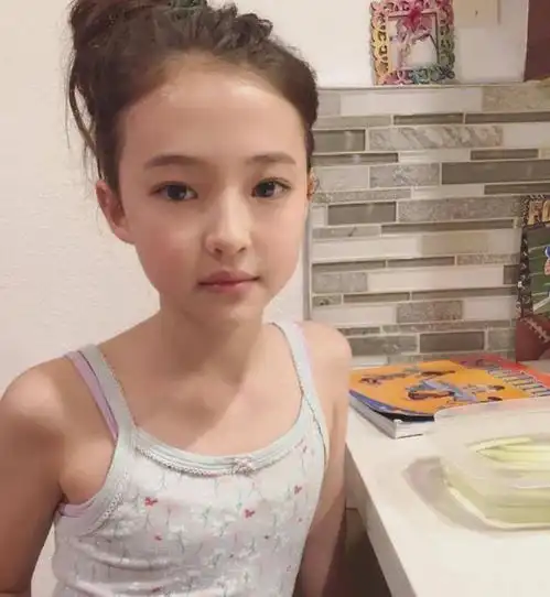 10岁女孩性感图片惹争议,性教育缺失背后,值得父母深思