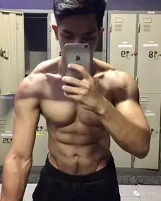 在试衣间拍羞耻照的肌肉男,原来是个穿搭高手