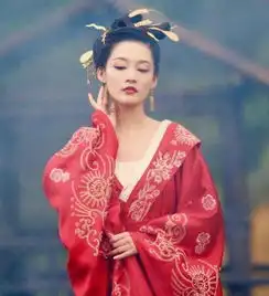 女星剧中黑化李沁眼妆浓,杨幂面目狰狞,而她仅靠眼神秒杀一切