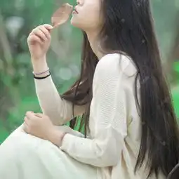 长发女孩拿着树叶的手高清摄影大图千库网