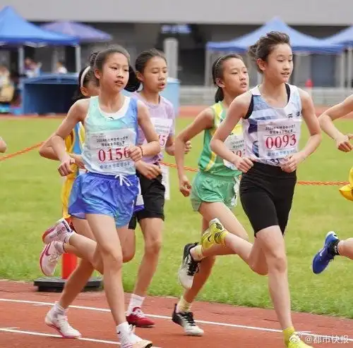 国家二级运动员水平杭州五年级女生1500米跑进5分钟