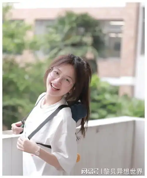 绝了浙理工最美眼镜校花走红,网友原来带眼镜女孩也能这么美
