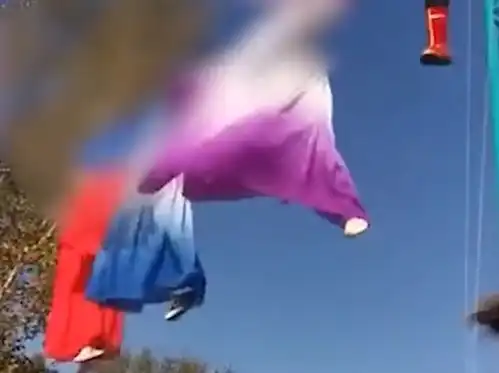 一景区的索道滑行项目,在运行过程中钢丝断裂,女子不幸坠湖溺亡
