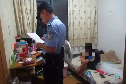 12岁女孩深夜哭着报警写不出600字作文,妈妈不让我睡觉