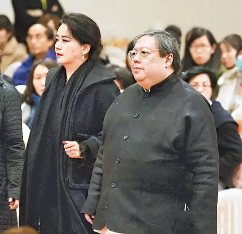胡慧中一家四口现身,胖女儿及老公都将近200斤,98岁婆婆好精神