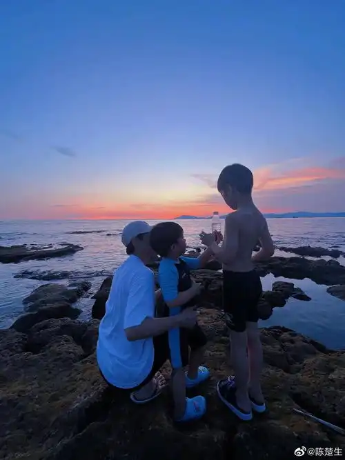 陈楚生七夕分享全家照一家四口海边嬉戏好温馨