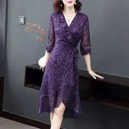 连衣裙穿上优雅又气质,修身的版型,上身高雅还特显女人味