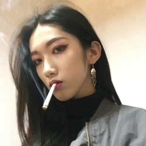 叼烟女人