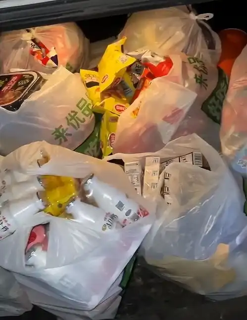 男子开车190公里给相亲对象送零食,堆满了整个后备箱,网友羡慕不已