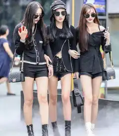 成都街拍美女与闺蜜逛街,闺蜜的一个小心机完美抢镜