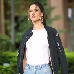 为全身造型轻松点睛,你还缺对大耳环