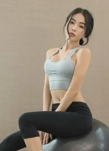 街拍精致漂亮的紧身打底裤小姐姐,显得好看又得体