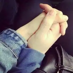 谁有像这种牵手的图片要清晰的,最好还是大图