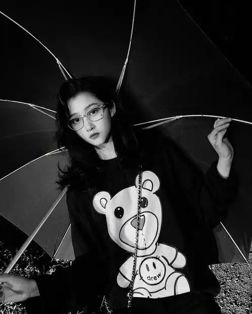 关晓彤时尚感太强,普通白色上衣配牛仔长裤,都能拍出大片感